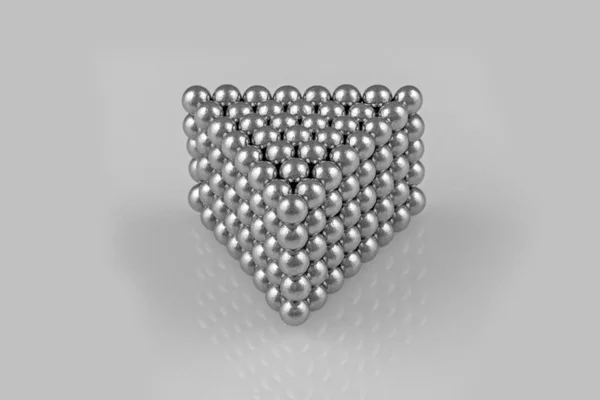 Mágneses fém golyók, háromszög alakú prizma alakú fehér háttér — Stock Fotó