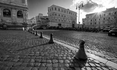 Roma, İtalya - 18 Kasım 2016: metalin bir satır piyonlar tarafından günbatımı güneş yaktı bir Arnavut kaldırımlı olarak satranç şeklinde çitler. Siyah beyaz fotoğraf