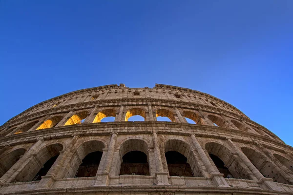 Baixo ângulo vista para o Coliseu em Roma, Itália, contra o contraste céu fundo — Fotografia de Stock