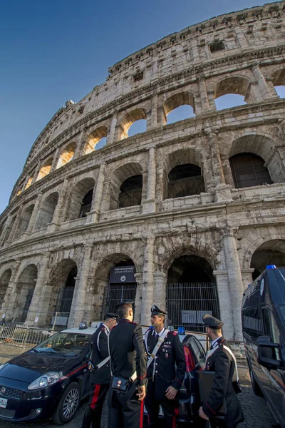Рим, Италия - 18 ноября 2016 года: Итальянские полицейские перед Колизеем. Карабинеры служат на улицах Рима — стоковое фото