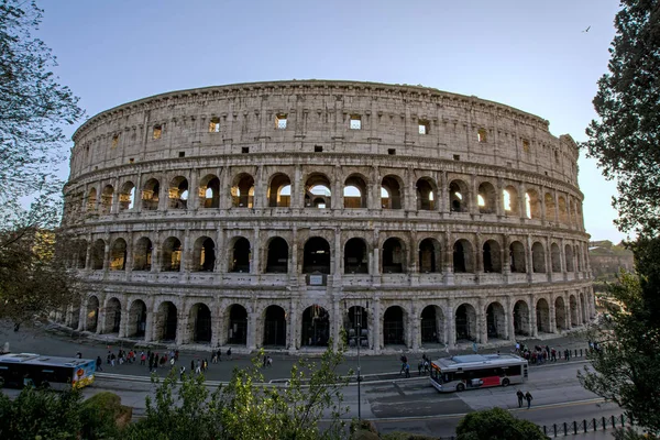 Řím, Itálie – 18. listopadu 2016: pohled na Koloseum s autobusy jím — Stock fotografie