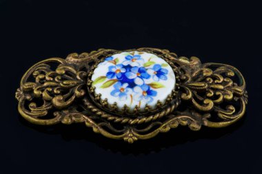 zarif antika bronz broş ile beyaz bir yuvarlak taş ve küçük mavi çiçekler bu yansıması ile siyah arka plan üzerine izole boyanmış. İş bir bilinmeyen kuyumcu 18 yüzyılda, Ermenistan