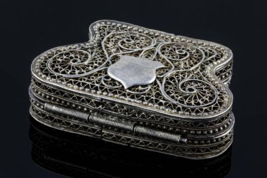 zarif antika küçük gümüş tabut yansıması ile siyah arka plan üzerine izole mücevher için. İş bir bilinmeyen kuyumcu 18 yüzyılda, Ermenistan