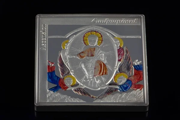 Ереван, Армения - 14 ноября 2017 года: Памятная серебряная монета, выпущенная в рамках международной нумизматической программы Gospel Scenes in Armenian Miniatures в 2010 году. На армянском языке написано: Вознесение — стоковое фото