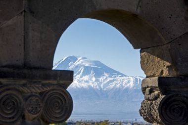 Ararat dağ Zvartnots Tapınağı, antik sütunlar boyunca görülür 640th yıl. Reklam, Ermenistan. Antik Mimarlık