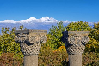 Zvartnots tapınağın benzersiz taş ören antik sütunlar 640th yıl. Reklam, arka plan, Ermenistan üzerinde Aragats dağı. Antik Mimarlık