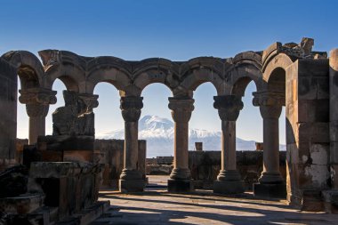 Zvartnots tapınağın benzersiz taş ören antik sütunlar 640th yıl. Reklam, Ararat dağı arka plan, Ermenistan üzerinde. Antik Mimarlık