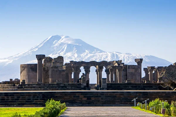 Ruinas de piedra únicas del templo de Zvartnots, 640 años. AD, con la montaña de Ararat en el fondo, Armenia. Arquitectura antigua — Foto de Stock