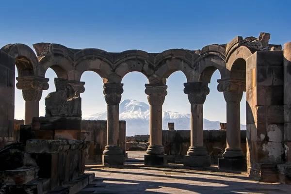 Zvartnots tapınağın benzersiz taş ören antik sütunlar 640th yıl. Reklam, Ararat dağı arka plan, Ermenistan üzerinde. Antik Mimarlık — Stok fotoğraf