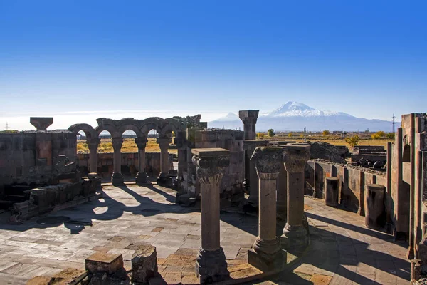 Unieke stenen ruïnes van de tempel Zvartnots, 640th jaar. Advertentie, met de berg Ararat op achtergrond, Armenië. Eeuwenoude architectuur — Stockfoto