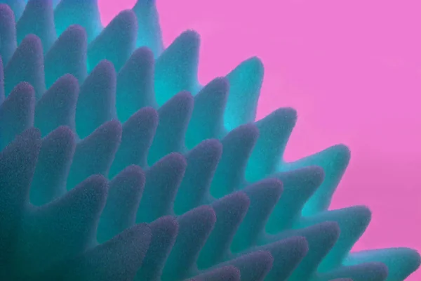 Primo piano di colpi blu di spugna su sfondo rosa. Macro fotografia astratta di poliuretano ondulato sembra anemone di mare — Foto Stock