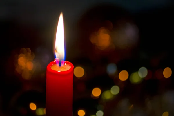 Vela Navidad Con Adornos Rojos Que Brillan Oscuridad Sobre Fondo —  Fotos de Stock