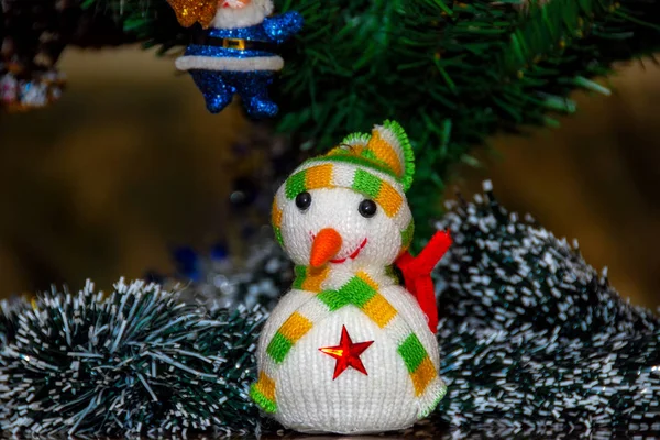 Gros plan du bonhomme de neige et des décorations sur l'arbre de Noël pendant la période de Noël à la maison — Photo