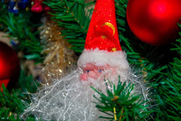 New Year Speelgoed Santa Claus Onder Een Boom Een Feestelijke — Stockfoto