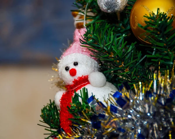 Gros Plan Bonhomme Neige Des Décorations Sur Arbre Noël Pendant — Photo