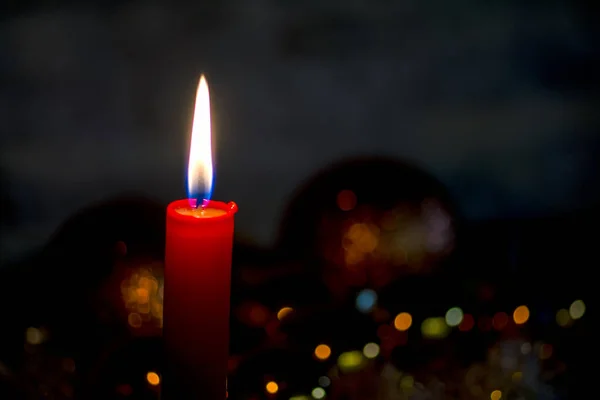 Χριστουγεννιάτικο Κερί Κόκκινα Στολίδια Λαμπερά Φώτα Στο Σκοτάδι Σχετικά Θολή — Φωτογραφία Αρχείου