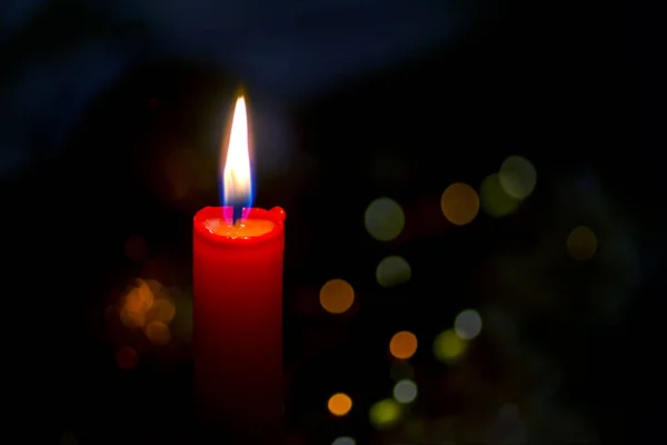 Bougie Noël Avec Des Ornements Rouges Qui Brille Dans Obscurité — Photo