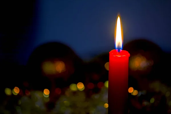 Bougie Noël Avec Des Ornements Rouges Qui Brille Dans Obscurité — Photo