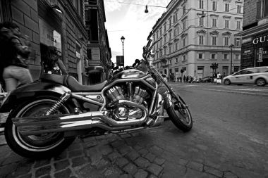 Rome, İtalya - 18 Kasım 2016: yakın çekim Harley-Davidson Vsrc Roma Via Nazionale sokakta. Geniş açılı görünüş. Siyah beyaz fotoğraf