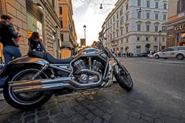 Rome, İtalya - 18 Kasım 2016: yakın çekim Harley-Davidson Vsrc Roma Via Nazionale sokakta. Geniş açılı görünüş