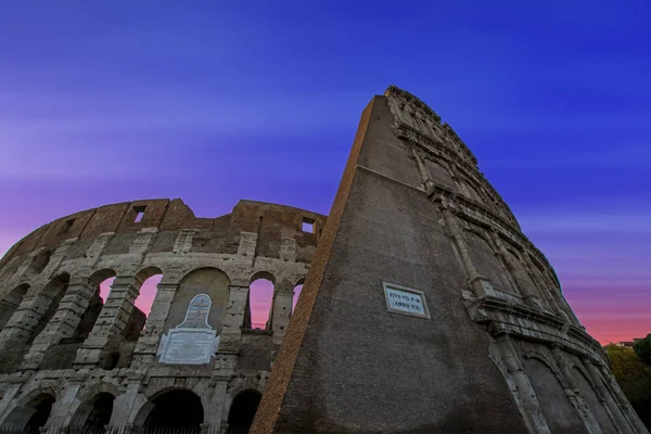 Baixo Ângulo Vista Para Coliseu Roma Itália Contra Belo Fundo — Fotografia de Stock