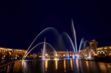 Yerevan, Cumhuriyet Meydanı, Ermenistan - 14 Ekim 2017: Ermenistan Dışişleri Bakanlığı Binası karşı müzikal dans çeşmeler şarkı renkli. Güzel bir gece cityscape