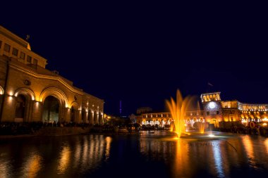 Yerevan, Cumhuriyet Meydanı, Ermenistan - 14 Ekim 2017: Renkli şarkı çeşmeler Ermenistan Tarih Müzesi ve Ulusal Galeri binanın karşı dans müzik. Güzel bir gece cityscape