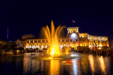 Yerevan, Cumhuriyet Meydanı, Ermenistan - 14 Ekim 2017: Renkli şarkı çeşmeler karşı bina of devlet Ermenistan'ın dans müzik. Güzel bir gece cityscape