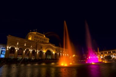 Yerevan, Cumhuriyet Meydanı, Ermenistan - 14 Ekim 2017: Renkli şarkı çeşmeler Ermenistan Tarih Müzesi ve Ulusal Galeri binanın karşı dans müzik. Güzel bir gece cityscape