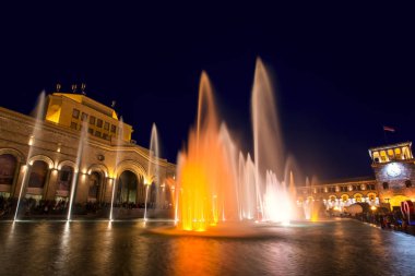 Yerevan, Cumhuriyet Meydanı, Ermenistan - 14 Ekim 2017: Renkli şarkı çeşmeler Ermenistan Tarih Müzesi ve Ulusal Galeri binanın karşı dans müzik. Güzel bir gece cityscape