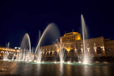Yerevan, Cumhuriyet Meydanı, Ermenistan - 14 Ekim 2017: Renkli şarkı çeşmeler Ermenistan Tarih Müzesi ve Ulusal Galeri binanın karşı dans müzik. Güzel bir gece cityscape