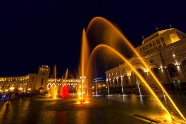 Yerevan, Cumhuriyet Meydanı, Ermenistan - 14 Ekim 2017: Renkli şarkı çeşmeler Ermenistan Tarih Müzesi ve Ulusal Galeri binanın karşı dans müzik. Güzel bir gece cityscape