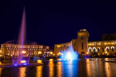 Yerevan, Cumhuriyet Meydanı, Ermenistan - 14 Ekim 2017: Ermenistan Dışişleri Bakanlığı Binası karşı müzikal dans çeşmeler şarkı renkli. Güzel bir gece cityscape