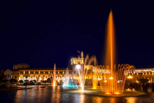 Yerevan, Cumhuriyet Meydanı, Ermenistan - 14 Ekim 2017: Renkli şarkı çeşmeler karşı bina of devlet Ermenistan'ın dans müzik. Güzel bir gece cityscape