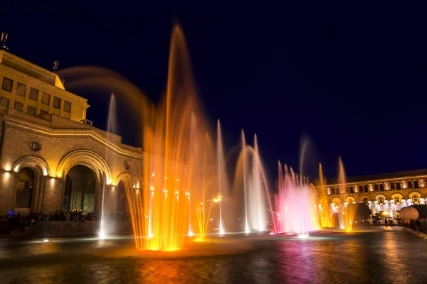 Yerevan, Cumhuriyet Meydanı, Ermenistan - 14 Ekim 2017: Renkli şarkı çeşmeler Ermenistan Tarih Müzesi ve Ulusal Galeri binanın karşı dans müzik. Güzel bir gece cityscape