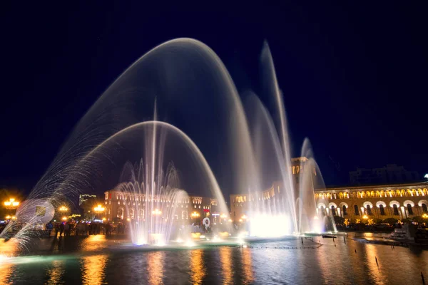 Yerevan, Cumhuriyet Meydanı, Ermenistan - 14 Ekim 2017: Ermenistan Dışişleri Bakanlığı Binası karşı müzikal dans çeşmeler şarkı renkli. Güzel bir gece cityscape