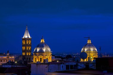 Roma, İtalya arka plan Basilica Papale di Santa Maria Maggiore ve Cappella Paolina Kulesi ile çatıdan güzel gece cityscape 