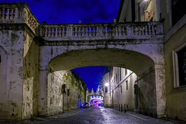 晚上在意大利老城的街道 地中海建筑 旅游目的地 意大利 — 图库照片