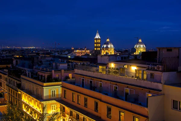 Bela Paisagem Urbana Noite Telhado Roma Itália Com Fundo Com — Fotografia de Stock