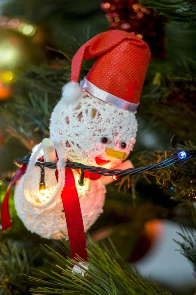 Γκρο Πλαν Χιονάνθρωπος Και Στολίδια Στο Χριστουγεννιάτικο Δέντρο Κατά Την — Φωτογραφία Αρχείου
