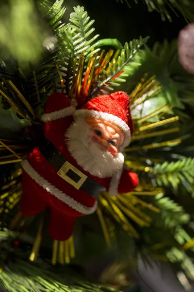 Weihnachtsdekoration Weihnachtsmann Spielzeug Weihnachtsbaum Unter Natürlichem Sonnenlicht Auf Verschwommenem Hintergrund — Stockfoto