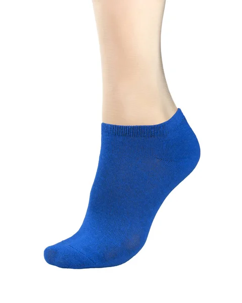 蓝色脚踝袜子上的女子脚隔离白色背景 — 图库照片