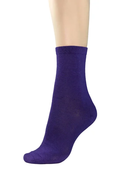 白い背景で隔離の女性の足に紫色の靴下 — ストック写真