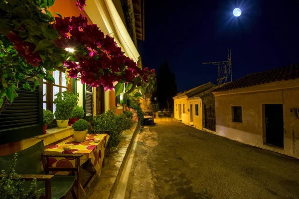 在希腊的科孚岛 古老的地中海村落 Karousades 街道狭窄 古色古香的房屋 小咖啡馆与美丽的花 — 图库照片