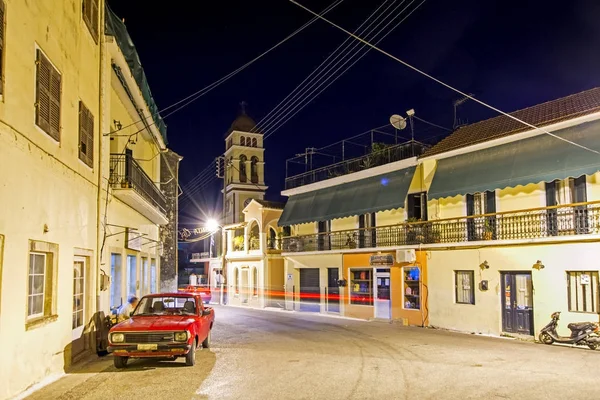 アンティークの家 正教会と赤い車 古い地中海村の Karousades コルフ ギリシャ 2017 夜の街並み 長時間露光 — ストック写真