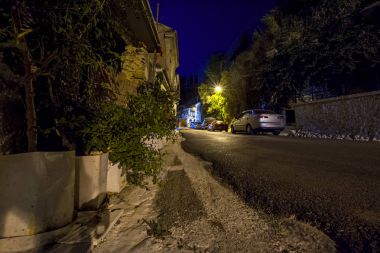 gece cityscape dar sokakları ve antika evler Corfu Island, Yunanistan ile eski Akdeniz Köyü Karousades. Uzun pozlama