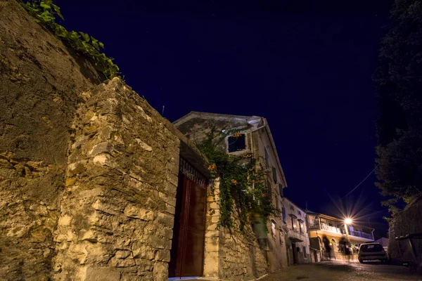 古地中海村庄的夜城市 Karousades 与狭窄的街道和古色古香的房子在科孚海岛 — 图库照片