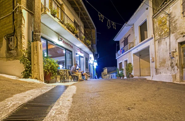 Karousades 2017年8月31日 古老地中海村庄的夜城市景观与狭窄的街道和古色古香的房子 小客栈与美丽的花 — 图库照片