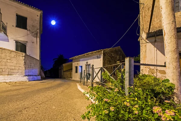 古地中海村庄的夜城市 Karousades 与狭窄的街道和古色古香的房子在满月之下在科孚海岛 — 图库照片