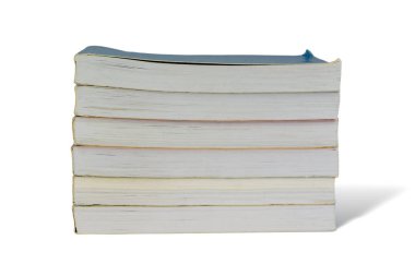 Beyaz arkaplanda izole kitap yığını